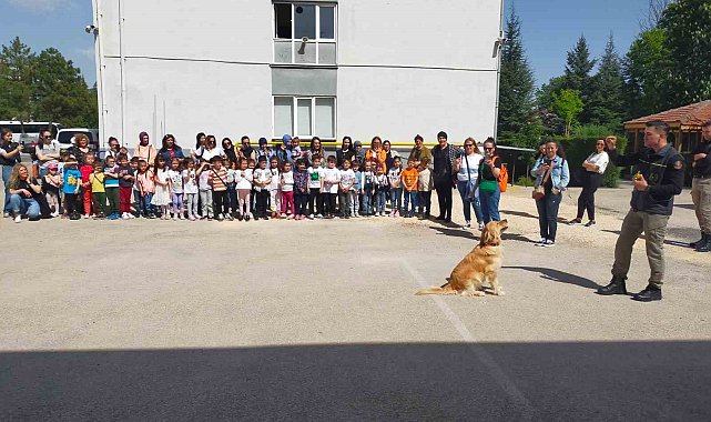 Mithat Paşa İlkokulu'nun ana sınıfı öğrencileri velileri ve idari personeli Eskişehir Emniyet Müdürlüğü'nü ziyaret etti