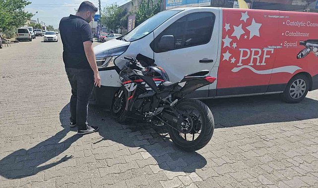 Motosiklet araca ok gibi saplandı
