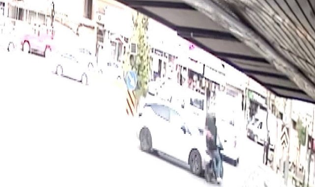 Motosiklet sürücüsünün yaralandığı kaza kamerada