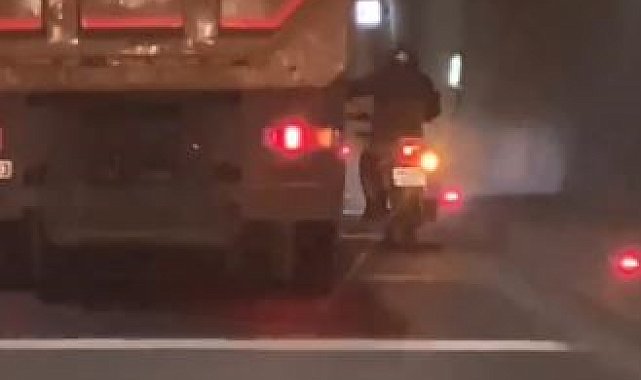Motosiklet tünelde arızalanınca sürücüsü kamyonete tutunarak ilerledi