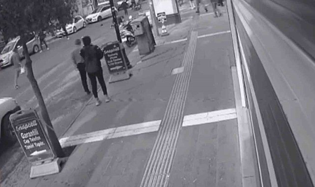 Motosikletin yayaya çarpma anı kameralara yansıdı