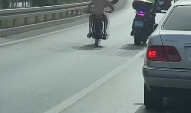 Motosikletini, kendisine 'dur' ihtarında bulunan motorize trafik polisinin üzerine sürdü