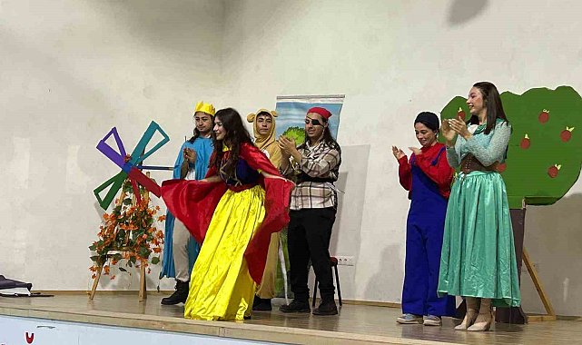 Muğla&#039;da üniversite öğrencileri çocuklara tiyatro oyunu sergiledi