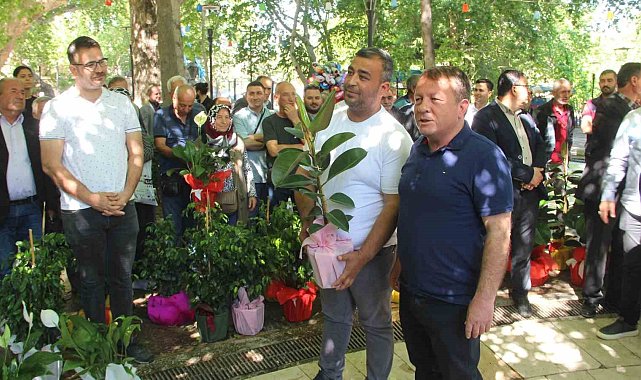 Mut'ta belediye başkanına gönderilen tebrik çiçekleri ihtiyaç sahiplerine yardıma dönüştü