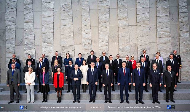 NATO Dışişleri Bakanlarından aile fotoğrafı