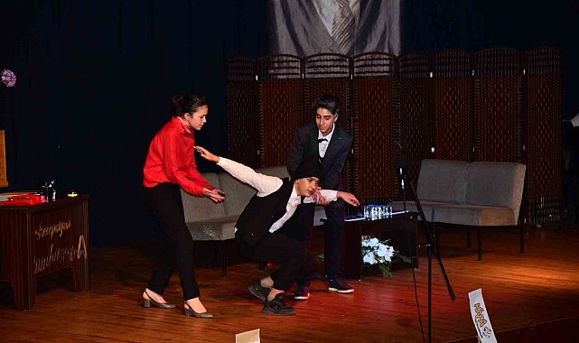Nazilli'de öğrenciler tiyatro oyunu sergiledi