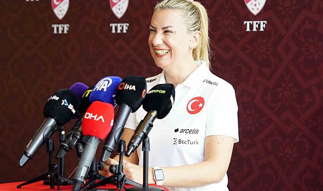 Necla Güngör Kıragası: "Kadın futbolunun gelişmesi için özveriyle çalışan oyuncularımız var"