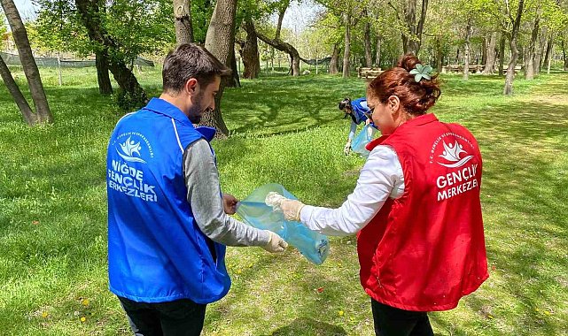 Niğde'de Gençlik Merkezi Gönüllüleri çevre temizliği yaptı