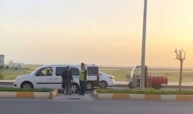 Nusaybin'de yolun karşısına geçemeyen yaşlı adama polis yardımcı oldu
