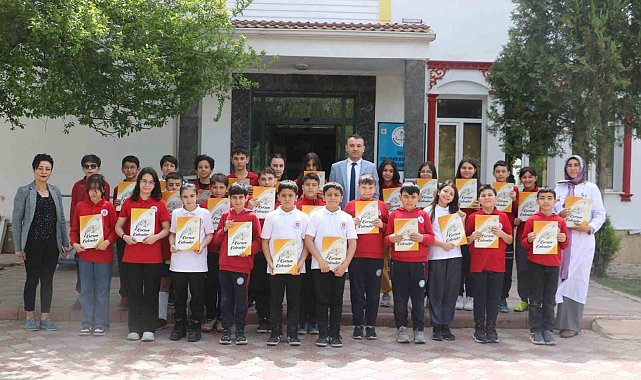 Öğrenciler dergi çıkarttı, editörlüğünü ikizler yaptı