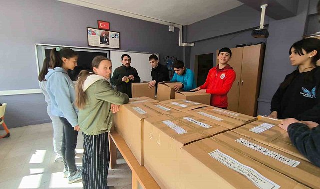 Öğrenciler topladıkları yardım malzemelerini ihtiyaç sahiplerine ulaştırdı