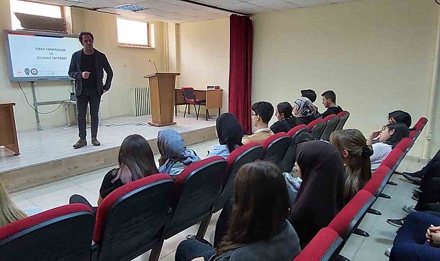 Öğrencilere siber suçlarla mücadele eğitimi verildi