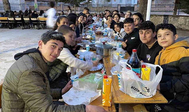 Öğretmen ve öğrenciler bir araya geldi, 175 kişilik iftar yapıldı