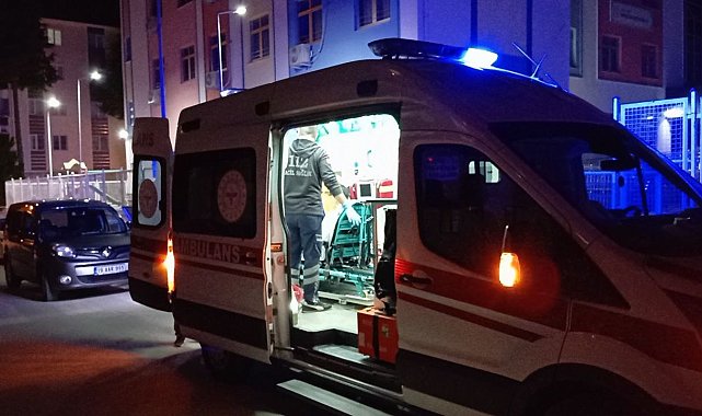 Okul bahçesinde oturan genç bıçaklı saldırıya uğradı