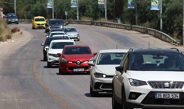 Ölüdeniz yolunda tatilcilerden araç kuyruğu