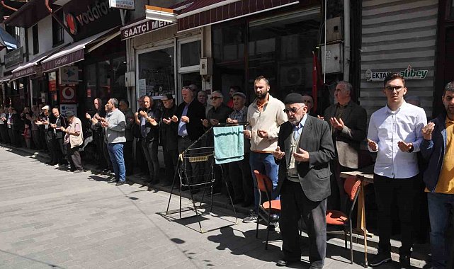 Onlarca esnaf, Ramazan ayının son Cuma'sında ellerini semaya açtı