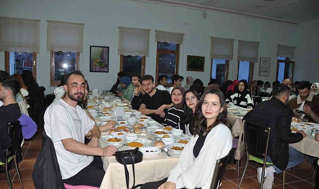 Onlarca öğrenci iftarda bir araya geldi