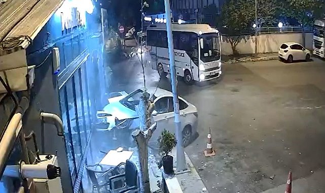 Önüne minibüs çıkınca direksiyonu kırdı, son sürat işyerine girdi