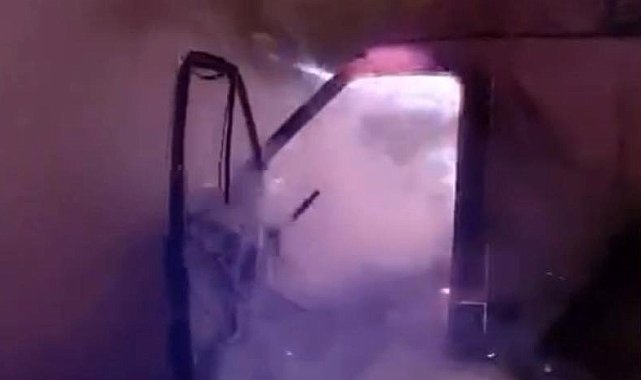 Osmaniye'de seyir halindeki minibüs yandı