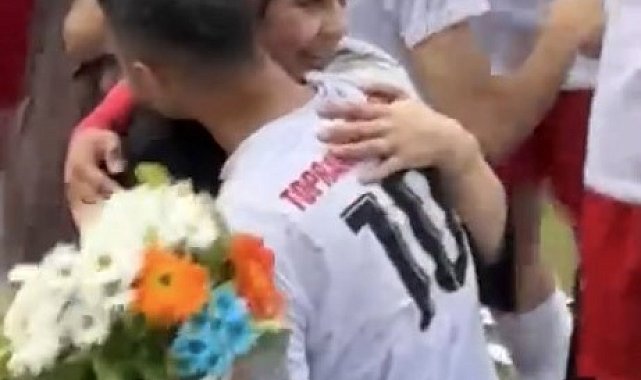 Osmaniye'de yeşil sahada evlilik teklifi