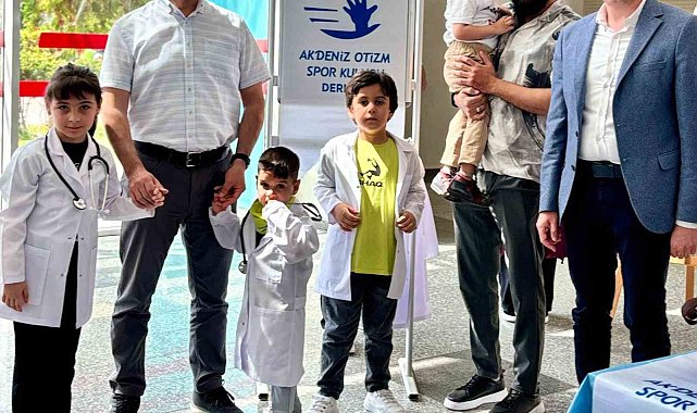 Otizmli çocuklara doktor önlüğü ve stetoskop hediye edildi
