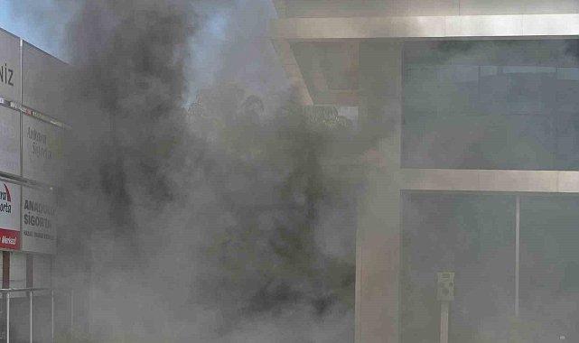 Oto servisinde çıkan yangında itfaiye erlerinin dumanla mücadelesi