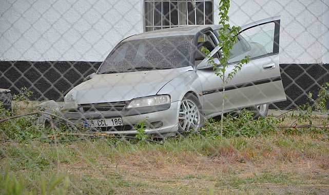 Otomobil evin bahçesine uçtu