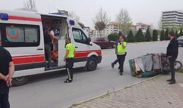 Otomobil ile elektrikli motosiklet çarpıştı: 1'i çocuk 3 yaralı