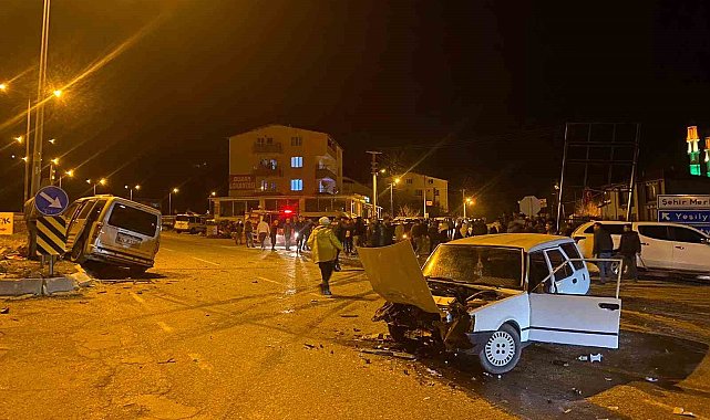 Otomobil ile hafif ticari araç çarpıştı:7 yaralı