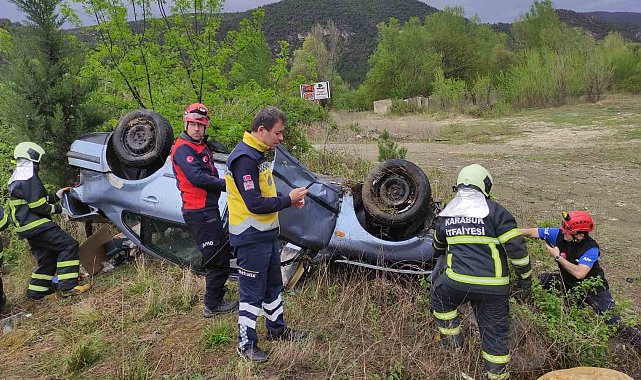 Otomobil yağmur nedeniyle kayganlaşan yolda takla attı