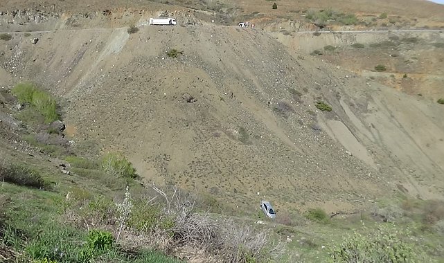 Otomobil yaklaşık 50 metrelik uçurumdan taklalar atarak yuvarlandı