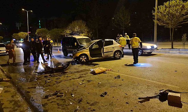 Otomobil yol süpürme aracına çarptı: 1 yaralı