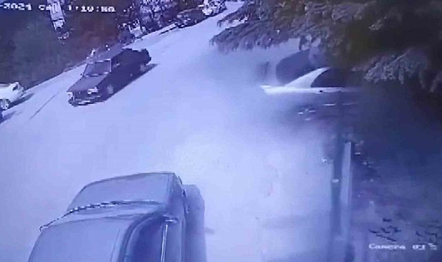 Otomobilin apartman bahçesine düştüğü anlar kamerada