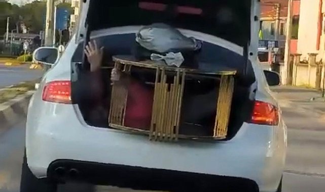 Otomobilin bagajında sehpa taşıyan vatandaşı görenler dönüp bir daha baktı