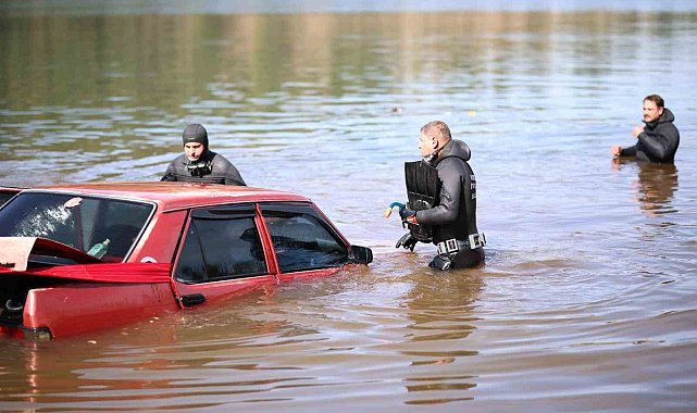 Otomobilin el frenini unutan gençlerin aracı Eşen Gölü'ne düştü