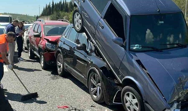 Otoyolda 9 araçlı zincirleme kazada ilginç görüntü: Araçlar üst üste çıktı