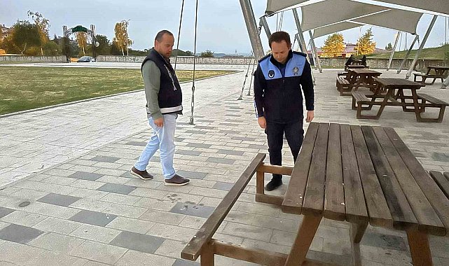 Oturma banklarını yaktılar