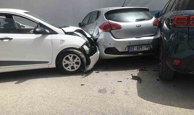 Park etmek isterken kontrolden çıkan otomobil, otomobillere çarparak durdu