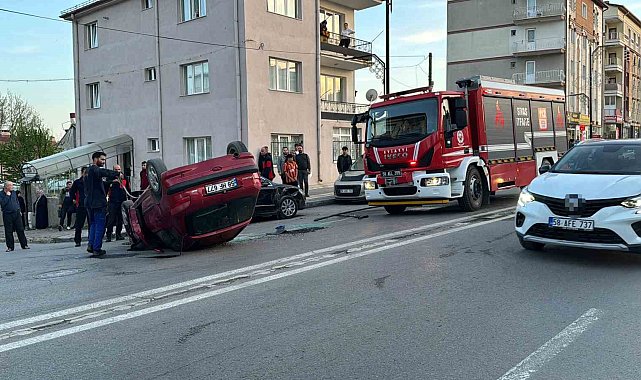 Park halindeki araca çarpan otomobil ters döndü: 1 yaralı