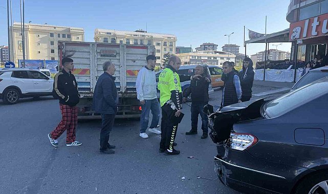 Park halindeki araca yön gösteren kadına yoldan geçen kamyon çarptı
