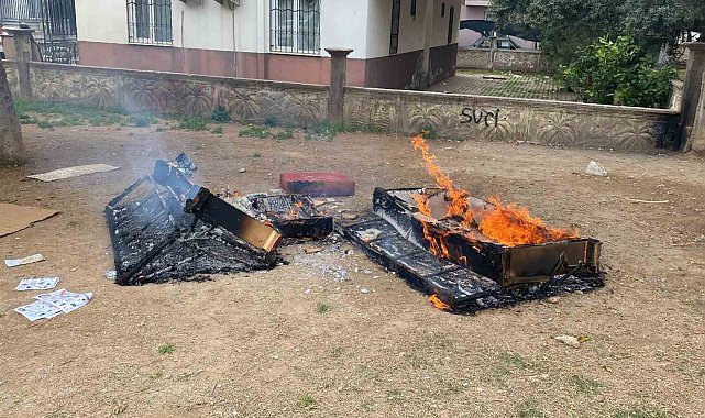 Park içerisindeki koltukları ateşe verdiler, alev alev yandı