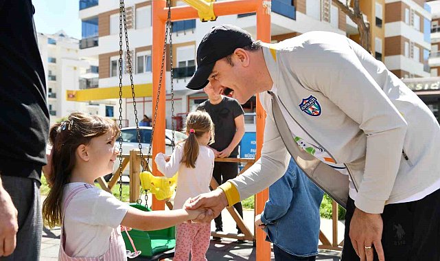 Parkı temizleyen çocuklara başkandan sürpriz ziyaret
