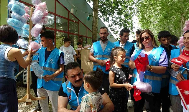 Parkta bayram kutlayan çocukları Türk Bayrakları ve pamuk şekerleriyle karşıladılar