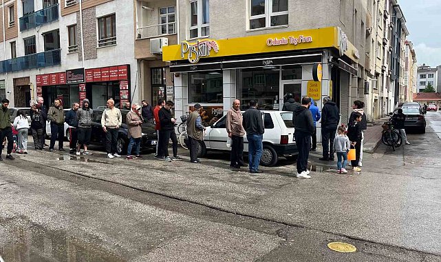 Pazar sabahlarının vazgeçilmezi olan sıcak simit uzun kuyruklara sebep oldu