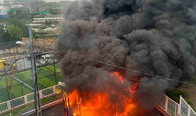 Pendik'te çocuk parkında yangın: Alevler metrelerce yükseldi