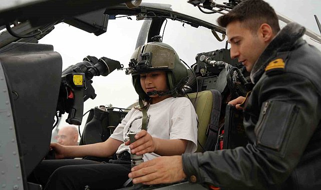 Pilot koltuğuna geçen minikler, çocuk bayramında hayallerini gerçekleştirdi