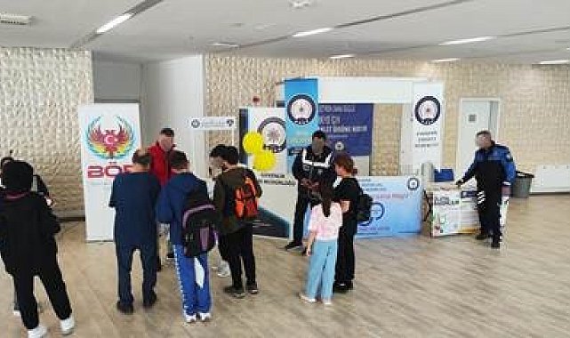Polis ekipleri kitap fuarında vatandaşları bilgilendiriyor