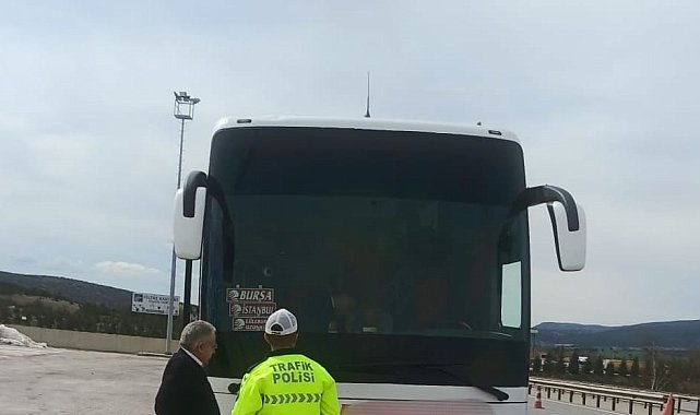 Polis ekipleri şehirlerarası otobüslerde emniyet kemeri bilgilendirmesi yaptı