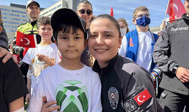 Polisler, tedavi gören çocukların bayramını kutladı