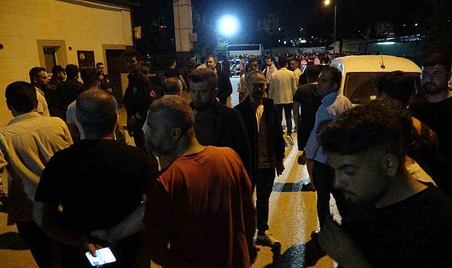 Polislere destek için polis merkezine akın ettiler